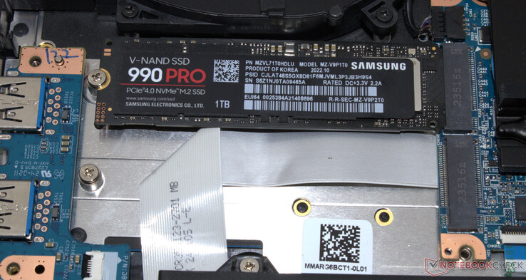 Есть место для двух твердотельных накопителей PCIe 4.