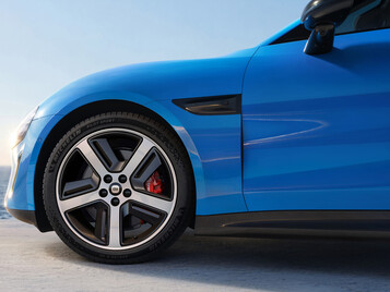 Xiaomi SU7 (2026) в новом цвете Capri Blue: электрический спортивный седан получил нечто большее, чем просто незначительный фейслифтинг. (Источник изображения: Xiaomi)