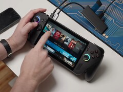Asus ROG Ally X под управлением Bazzite, с названиями игр на экране и подключенными USB-устройствами. (Источник изображения: Dawid Does Tech Stuff)