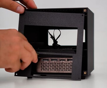 Задний вид ITG Cube показывает порты мини-ПК, соединение OCuLink и выходы для видеокарты RTX 4060