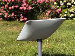 Стандартная тарелка Starlink на лужайке. (Источник изображения: Rose/X)