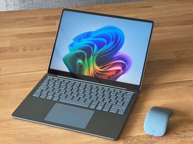 13-дюймовый ноутбук Surface Laptop.