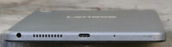 нижняя сторона корпуса (разъем 3,5 мм, громкоговоритель, USB-порт, микрофон)