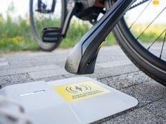 Беспроводное зарядное устройство Compact Tiler для электронных велосипедов (на фото) было представлено на выставке Eurobike 2025. (Источник изображения: Tiler)