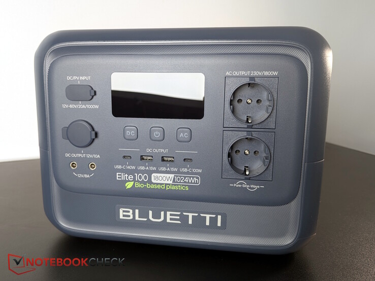 Почти все порты расположены на передней панели. Защитные крышки отсутствуют.