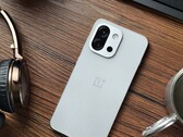 В OnePlus 13T установлено всего две задние камеры, но в 15T ситуация может измениться. (Источник изображения: Flying Bun на Weibo)