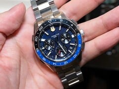 Синие часы Casio Oceanus OCW-P3000, показанные в анфас, с акцентом на детализированный циферблат и двухцветный керамический безель.