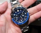 Синие часы Casio Oceanus OCW-P3000, показанные в анфас, с акцентом на детализированный циферблат и двухцветный керамический безель.
