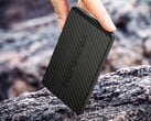 Портативная зарядная станция Core Power Bank S почти такая же тонкая, как Apple iPhone Air.