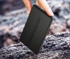 Портативная зарядная станция Core Power Bank S почти такая же тонкая, как Apple iPhone Air.