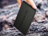 Портативная зарядная станция Core Power Bank S почти такая же тонкая, как Apple iPhone Air.