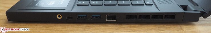 Правая грань: 3.5-миллиметровое аудиогнездо, USB C 3.1 Gen 2, 2x USB A 3.1 Gen 2, RJ-45 Ethernet