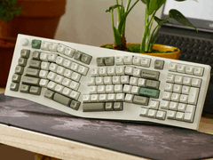 Keychron Q13 Max - одна из беспроводных клавиатур, получивших новую прошивку с обновленными опциями беспроводной связи и RGB