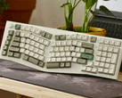 Keychron Q13 Max - одна из беспроводных клавиатур, получивших новую прошивку с обновленными опциями беспроводной связи и RGB