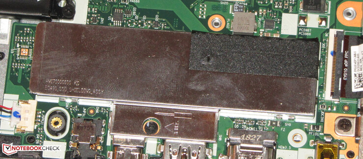 SSD прикрыт металлической пластиной