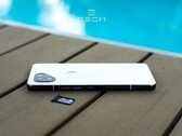 OSOM OV1, позже выпущенный как Solana Saga, был единственным телефоном компании. (Источник изображения: OSOM)