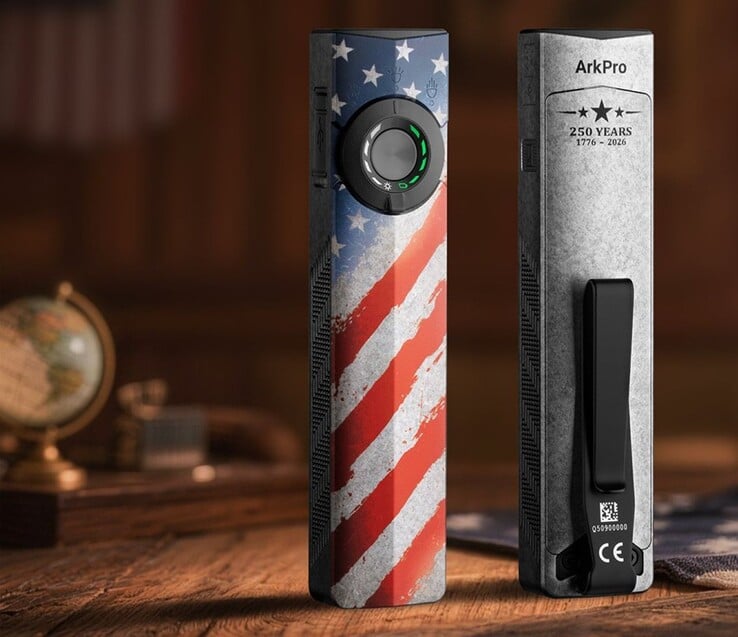Фонарь Olight ArkPro Stars & Stripes Edition оснащён переключателем, управляемым большим пальцем, с трёхпозиционным селектором на передней панели и металлическим карманным зажимом на задней стороне.