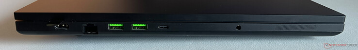 Слева: Зарядное устройство, Ethernet 2,5 ГБ/с, 2x USB-A 3.2 Gen.2 (10 Гбит/с), USB-C 4.0 с Thunderbolt 4 (40 ГБит/с, DisplayPort 2.1 через iGPU, Power Delivery 3.0), 3,5 мм аудиоразъем