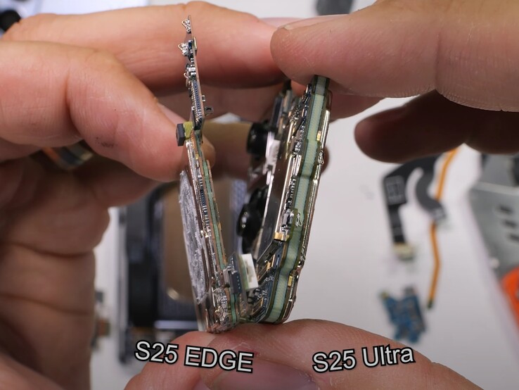 Материнская плата Galaxy S25 Edge значительно тоньше, чем у Galaxy S25 Ultra. (Источник изображения: JerryRigEverything)