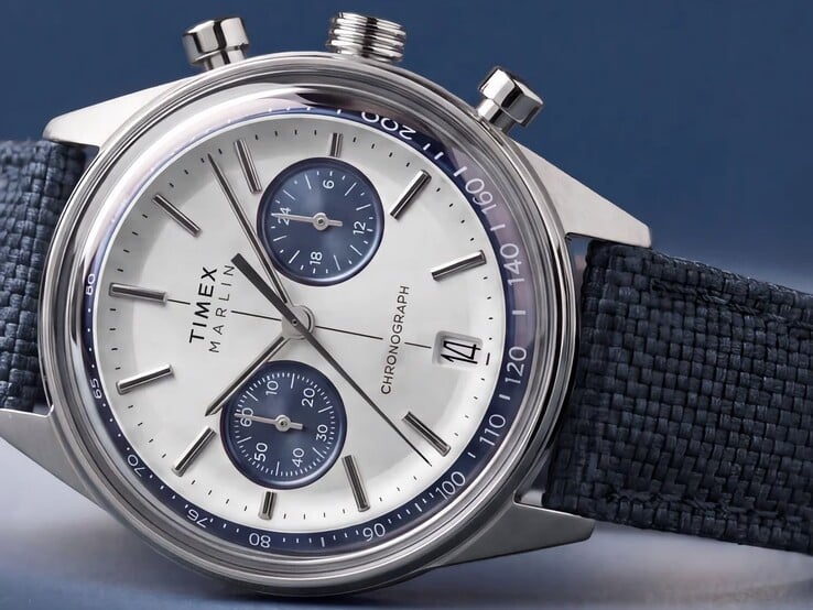 Timex Marlin Jet Chronograph на тёмном фоне: выпуклое стекло, безель с тахиметрической шкалой, вогнутый циферблат, дополнительные циферблаты хронографа и ретрофутуристический дизайн корпуса.