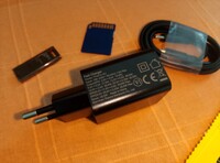 ЗУ и шнур USB-C, карта SD и флешка для сравнения (Источник изображения: Сергей Тарасов - Notebookcheck)