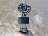 Крупный план DJI Osmo Pocket 4P с двумя объективами камеры.