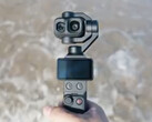 Крупный план DJI Osmo Pocket 4P с двумя объективами камеры.