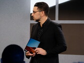 Surface Pro X: действительно улучшенный Surface Pro. (Изображение: Microsoft via The Verge)