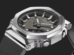 Часы Casio G-Shock GMS2110-1A1 с металлическим безелем, изображены на темном фоне. (Источник изображения: Casio)