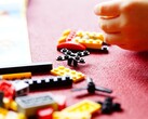 Изображение, показывающее кирпичики LEGO на красной ковровой дорожке. (Источник изображения: Efraimstochter - Pixabays)