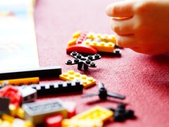 Изображение, показывающее кирпичики LEGO на красной ковровой дорожке. (Источник изображения: Efraimstochter - Pixabays)