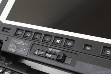 Механизм удержания-отсоединения планшета и клавиатурной док-станции не очень продуман, ещё кнопки на планшете не снабжены подсветкой