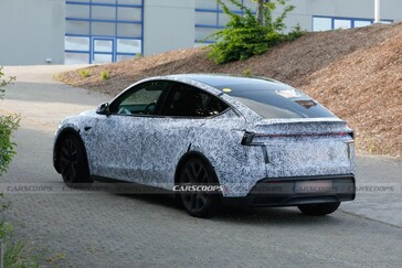 Новый 2026 Tesla Model Y Performance тестируется на гоночной трассе Нюрбургринг в Германии.