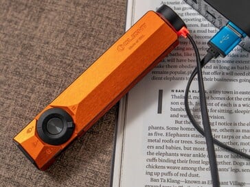 Olight ArkPro Ultra поставляется в комплекте с магнитным зарядным адаптером для беспроводной зарядки.