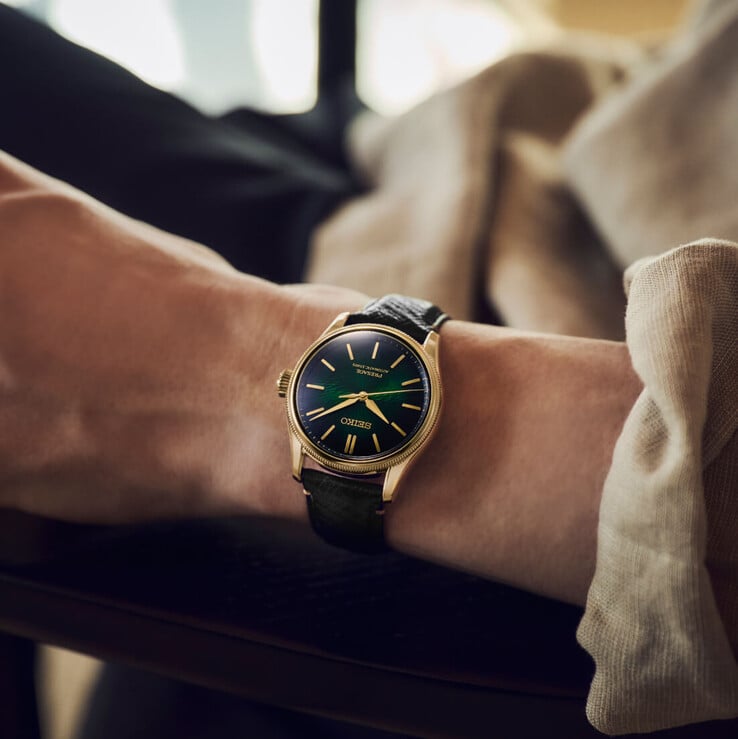 Часы Seiko Presage Classic x Tradman’s Bonsai на запястье с чёрным кожаным ремешком и тёмно-зелёным циферблатом.