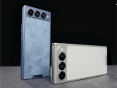 Концепт Tecno Phantom Ultimate G Fold (на фото) в двух вариантах расцветки. (Источник изображения: Tecno)