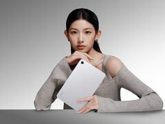 Компания Xiaomi представила новую конфигурацию планшета Redmi K Pad 2. На снимке: рекламное изображение планшета в серебристом цвете.