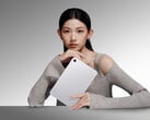 Компания Xiaomi представила новую конфигурацию планшета Redmi K Pad 2. На снимке: рекламное изображение планшета в серебристом цвете.