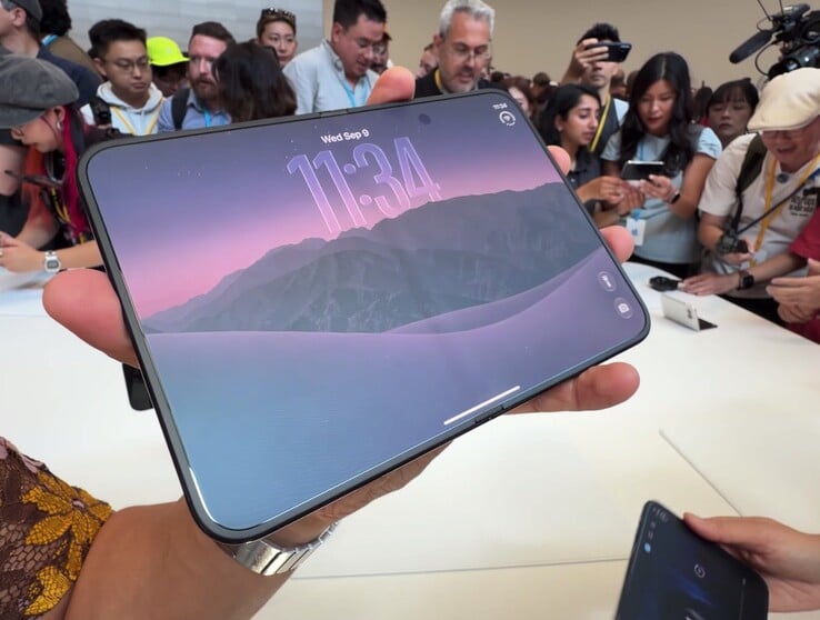 У модели iPhone Duo от Apple действительно имеется заметная складка, однако её поверхность с нанотекстурой помогает свести её видимость к минимуму.
