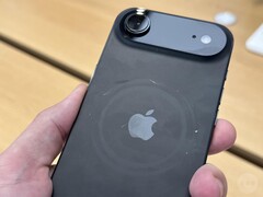 дисплейный блок iPhone Air Space Black с царапинами в области MagSafe. (Источник изображения: Consomac)