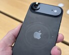 дисплейный блок iPhone Air Space Black с царапинами в области MagSafe. (Источник изображения: Consomac)