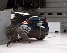 Краш-тест Tesla Model Y на малое перекрытие со стороны водителя. (Источник изображения: IIHS/YT)