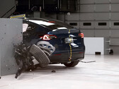 Краш-тест Tesla Model Y на малое перекрытие со стороны водителя. (Источник изображения: IIHS/YT)