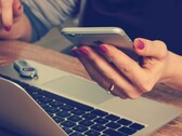 Пользователь телефона читает на экране (Источник изображения: Firmbee/Unsplash)