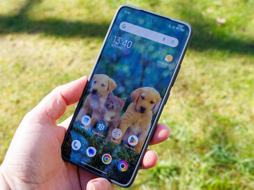 Poco F7 Ultra на открытом воздухе
