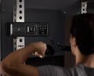 Мужчина тянет Gym Nano