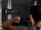 Мужчина тянет Gym Nano