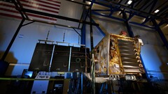Lunar Trailblazer сидит в комнате в Lockheed Martin Space в Колорадо во время испытаний (Источник изображения: Lockheed Martin Space)