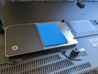Деталь, отводящая тепло от двух SSD. Она не спасла системный накопитель от тротлинга