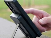 Алюминиевая подставка в пауэрбанке Rokform MagSafe емкостью 10 000 мАч удерживает подключенный телефон, чтобы им можно было пользоваться без рук. (Источник изображения: Rokform)